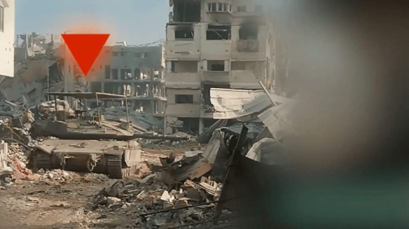 غارة للاحتلال تستهدف مبنى في حارة حريك داخل الضاحية الجنوبية لبيروت.