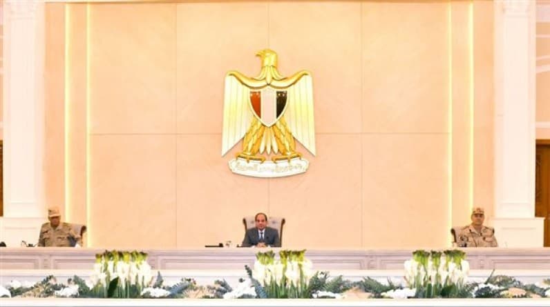 الرئيس المصري يعقد اجتماعا مع قادة القوات المسلحة بمقر الكيان العسكري