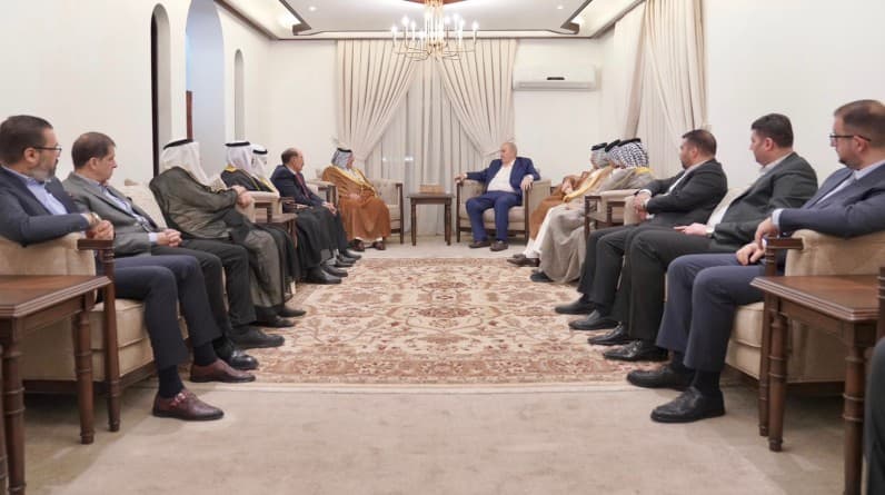 تعزيز الحوار الوطني.. د. إياد علاوي وشيوخ العشائر يتفقون على مواجهة التحديات السياسية والاقتصادية