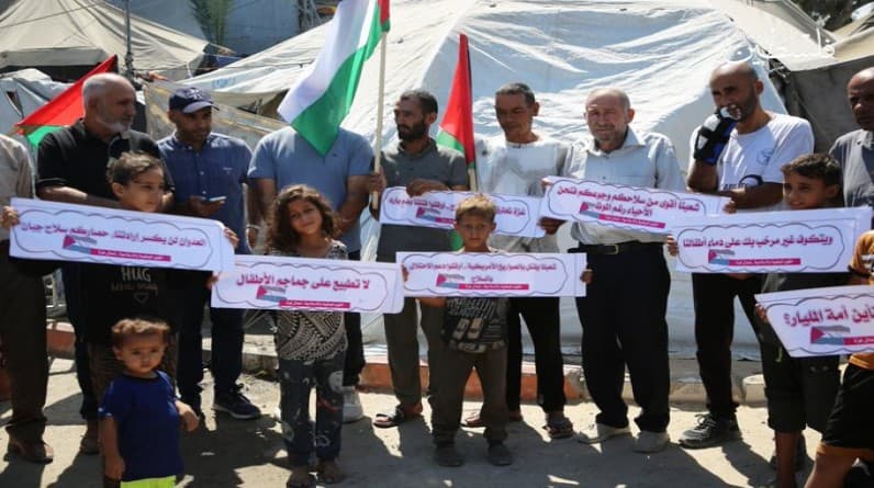 وقفة جماهيرية أمام أنقاض مركز رشاد الشوا تندد بالعدوان والحصار وتدعو لفتح المعابر ووقف الدعم الأمريكي للاحتلال