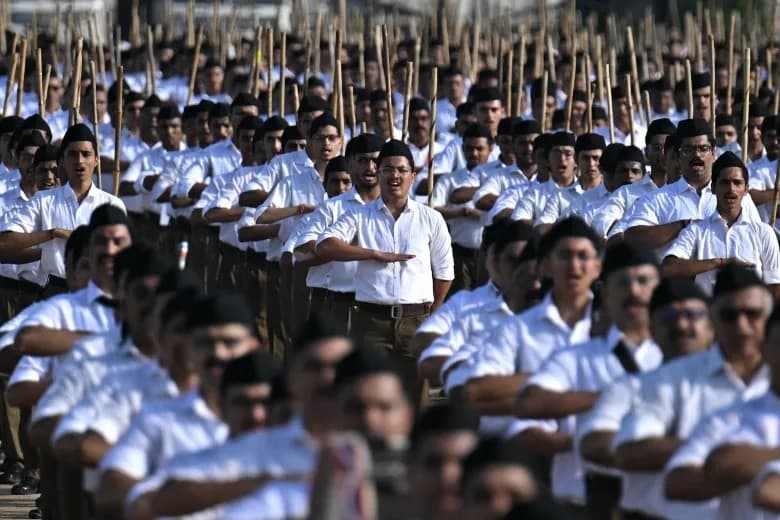 متطوعو منظمة راشتريا سوايامسيفاك سانغ يشاركون في احتفالات الذكرى المئوية في ناجبور، الهند، في 2 أكتوبر 2025. فرانس برس