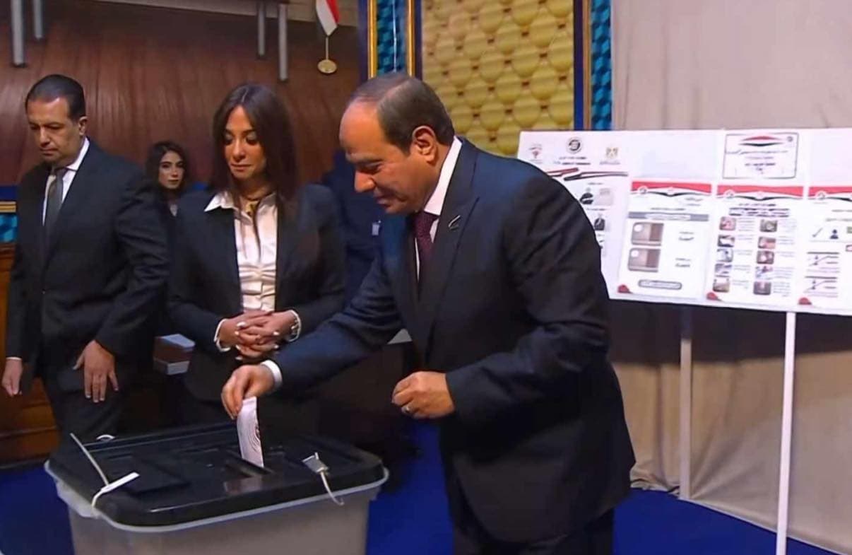 الرئيس السيسي يدلي بصوته في الانتخابات المصرية - أرشيفية