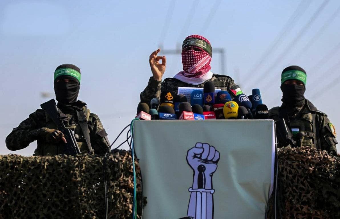 الملثم «أبو عبيدة» خلال خطاب في قطاع غزة (كتائب القسام)