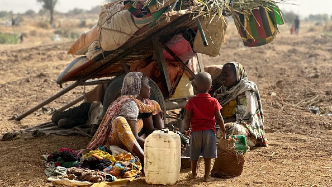 نساء وأطفال نازحون من مخيم زمزم في دارفور، إبريل 2025 (فرانس برس).jpeg