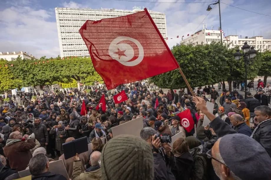 تجمع احتجاجي للمطالبة بالإفراج عن المعتقلين وتحسين أوضاعهم الاجتماعية والاقتصادية في الذكرى الرابعة عشرة للثورة التونسية في تونس العاصمة، في 14 يناير 2025