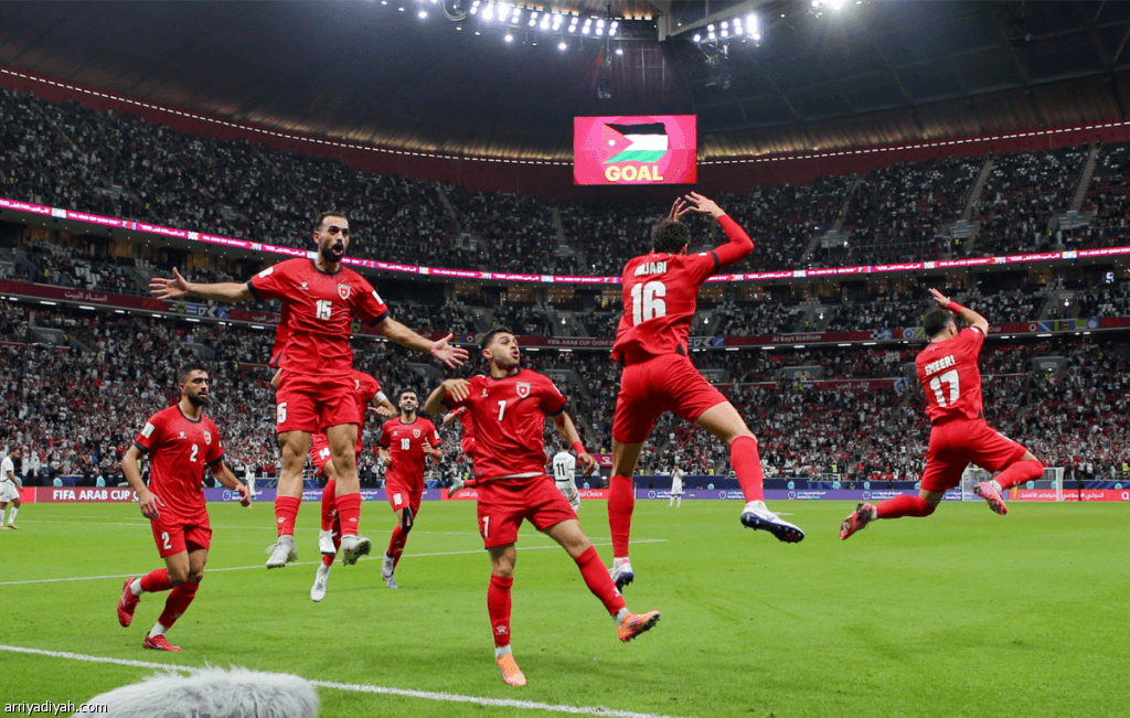 لاعبو المنتخب الأردني يحتفلون بهدفهم الثاني أمام مصر، الثلاثاء، ضمن بطولة كأس العرب على ملعب البيت في الخور (رويترز)