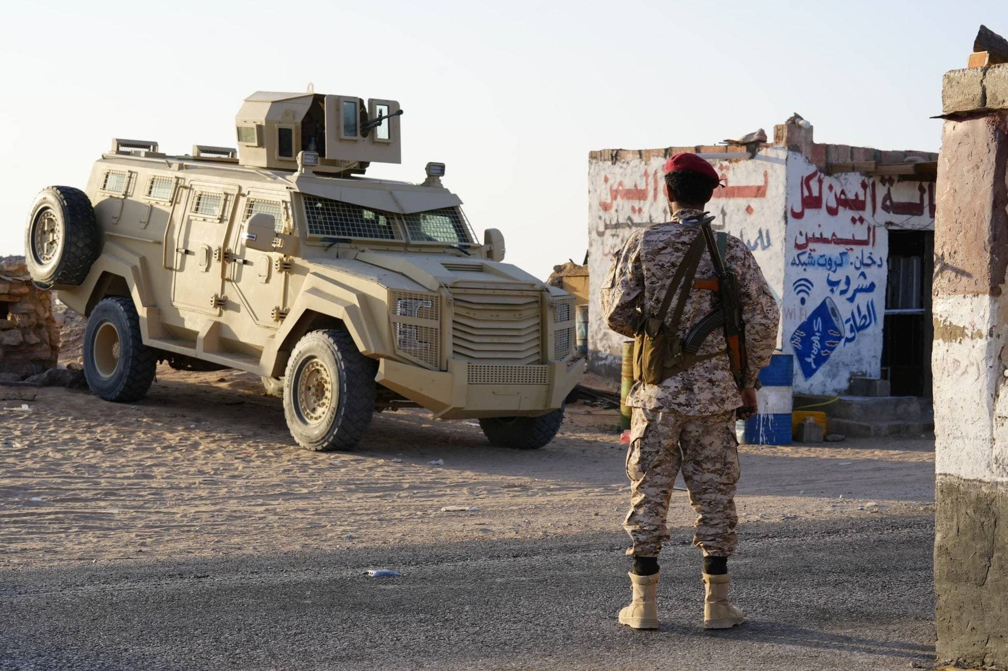 قوات «درع الوطن» التابعة للرئاسة اليمنية خلال تأمين إحدى النقاط العسكرية بحضرموت (حساب درع الوطن).jpeg