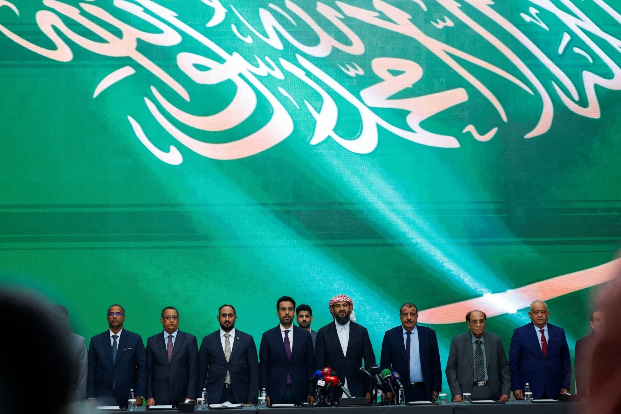 السعودية تقود مساراً يقوم على الحزم والمسؤولية الإقليمية للتوصل إلى حلول آمنة لقضايا اليمن المعقدة (رويترز).