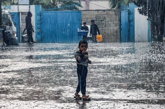 الشتاء شريك في الإبادة: غزة تحصي شهداء البرد وانجراف آلاف الخيام تحت حصار الاحتلال