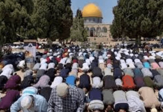 عشرات الآلاف يؤدون صلاة الجمعة في الأقصى؟.