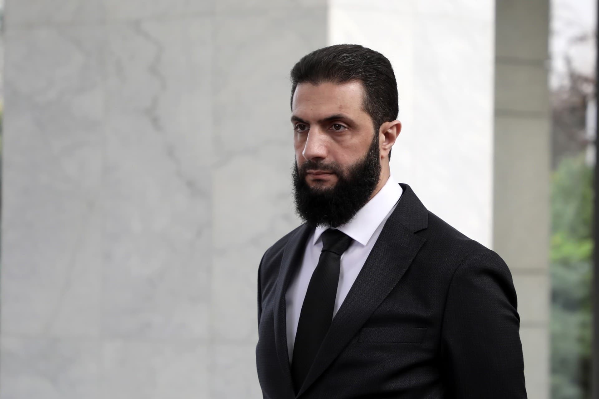 أحمد الشرع يظهر في شارع المزة بدمشق بعد شائعات عن حادث أمني
