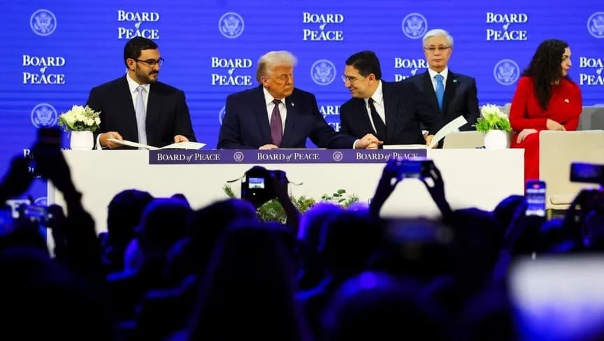 الرئيس الأميركي دونالد ترمب يوقع ميثاق مجلس السلام، دافوس، 22 يناير 2026 - Reuters