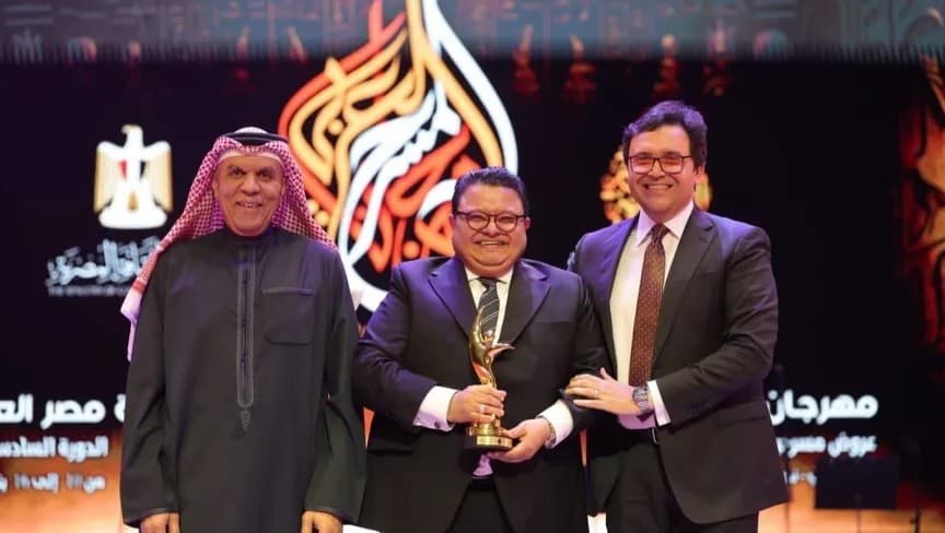 المخرج خالد جلال يتوسط وزير الثقافة المصري والكاتب الإماراتي إسماعيل عبد الله في افتتاح الدورة 16 لمهرجان المسرح العربي، القاهرة، 10 يناير 2026 - facebook/EgyptianMOC