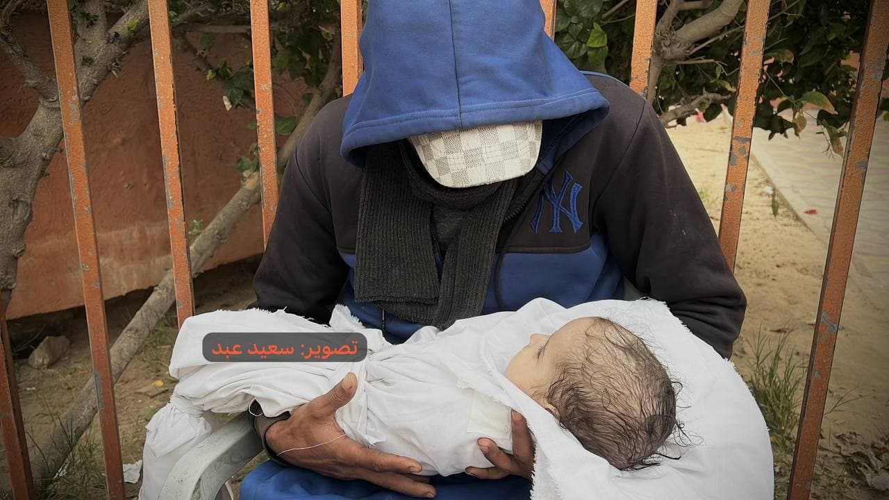 مأساة إنسانية.. رضيع 6 أشهر يموت برداً داخل خيمته جنوب غزة