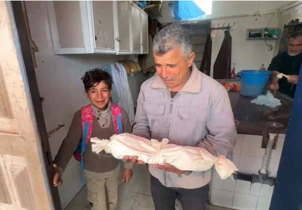 رضيع بعمر أسبوع يموت بردًا في غزة وسط صمت دولي.jpeg
