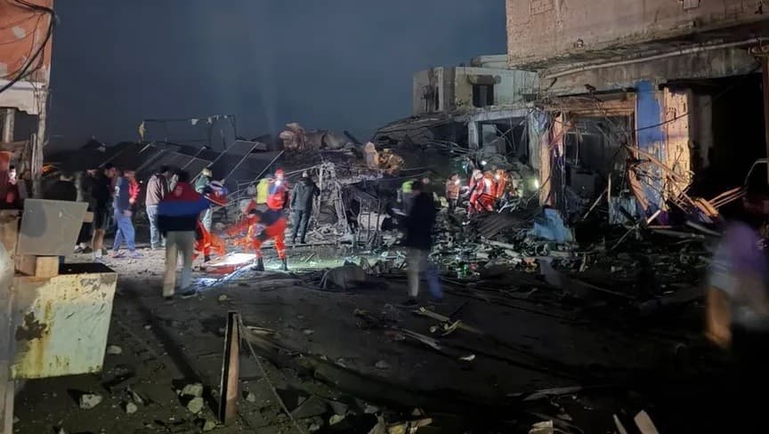 عناصر من الدفاع المدني في موقع غارة إسرائيلية على مبنى في مدينة صيدا الساحلية جنوبي لبنان. 06 يناير 2026 - "الشرق"