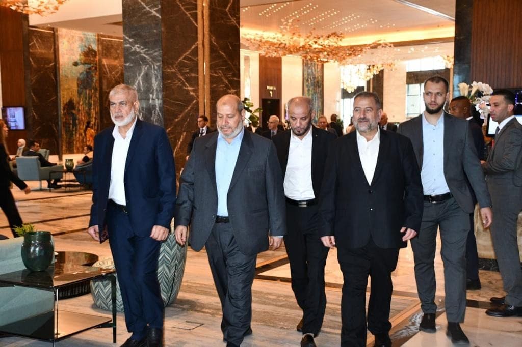 القاهرة في بؤرة الوساطة: فصائل المقاومة تربط بين الميدان والضغط الإنساني قبل المرحلة الثانية