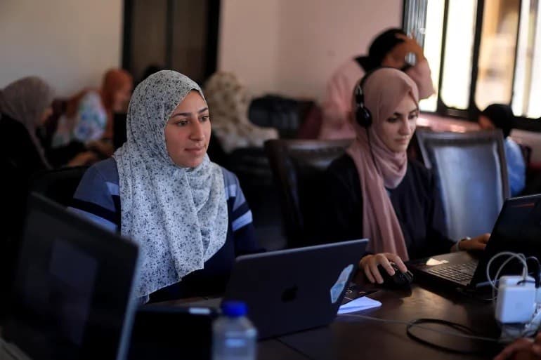 مصطفى أبو السعود يكتب: جروح النزوح (الجُرح الثالث والستون): توقف عمل العاملون عن بُعد