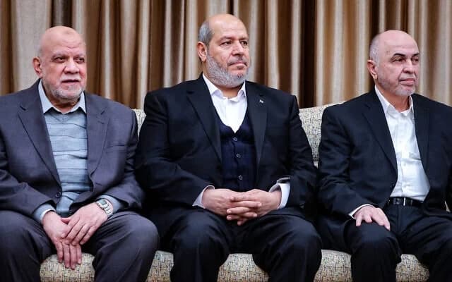 (من اليسار إلى اليمين) نزار عوض الله، عضو المكتب السياسي لحركة حماس، وخليل الحي، نائب رئيس المكتب السياسي لحركة حماس، ومحمد إسماعيل درويش، رئيس المجلس السياسي لحركة حماس، خلال اجتماع في طهران