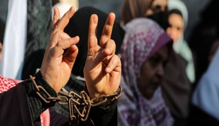 قمع ممنهج داخل سجن الدامون.. شهادات أسيرات تكشف تصعيداً انتقامياً متواصلاً