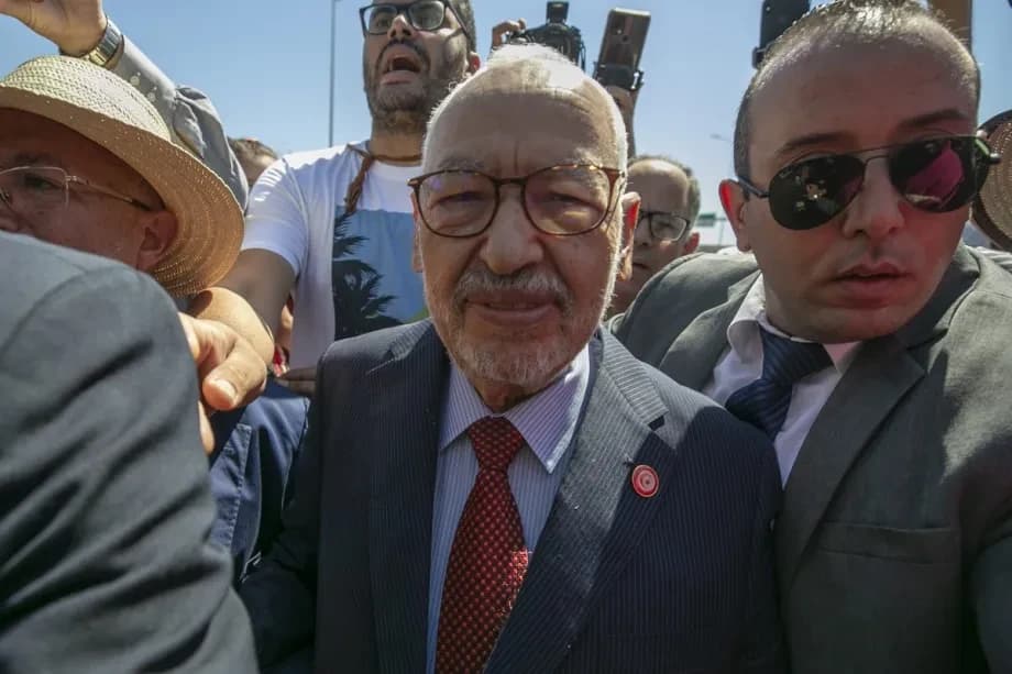 وصل رئيس حزب النهضة راشد الغنوشي إلى المحكمة في تونس العاصمة، تونس، في 19 يوليو 2022 [وكالة الأناضول]