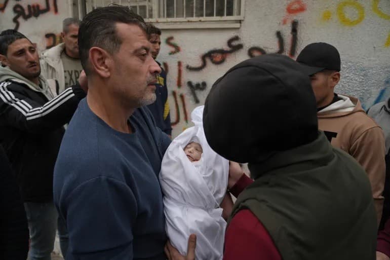 فلسطينيون يشيعون جثمان رضيعة لم يتجاوز عمرها أسبوعا عقب استشهادها في قصف للاحتلال بمدينة غزة (أسوشيتد برس)