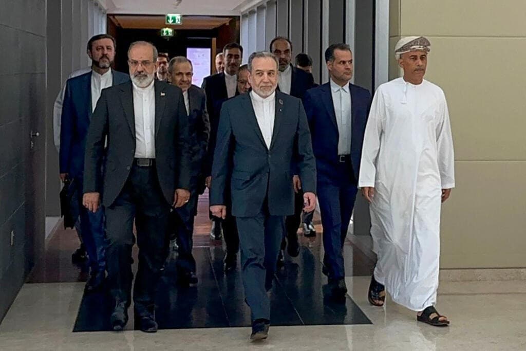 مسؤول أمريكي: الملف النووي على رأس أجندة المفاوضات مع إيران وتخفيف العقوبات مرهون بضمانات