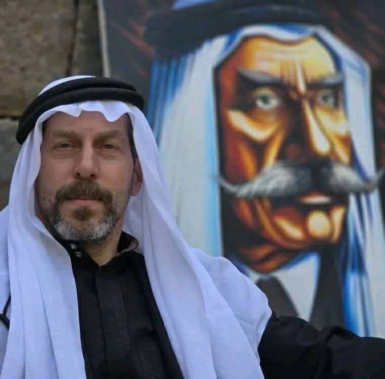 صورة ذاتية التقطها الأمير حسن الأطرش قرب لوحة لجده سلطان الأطرش أبرز الشخصيات السياسية الدرزية (مواقع)