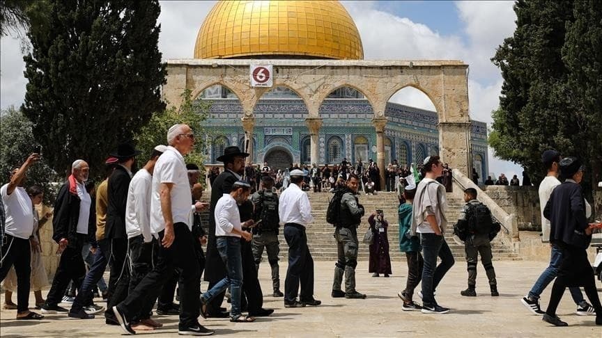 طقوس تلمودية أمام قبة الصخرة داخل الأقصى..استباحة ممنهجة لتنفيذ مخططات التهويد
