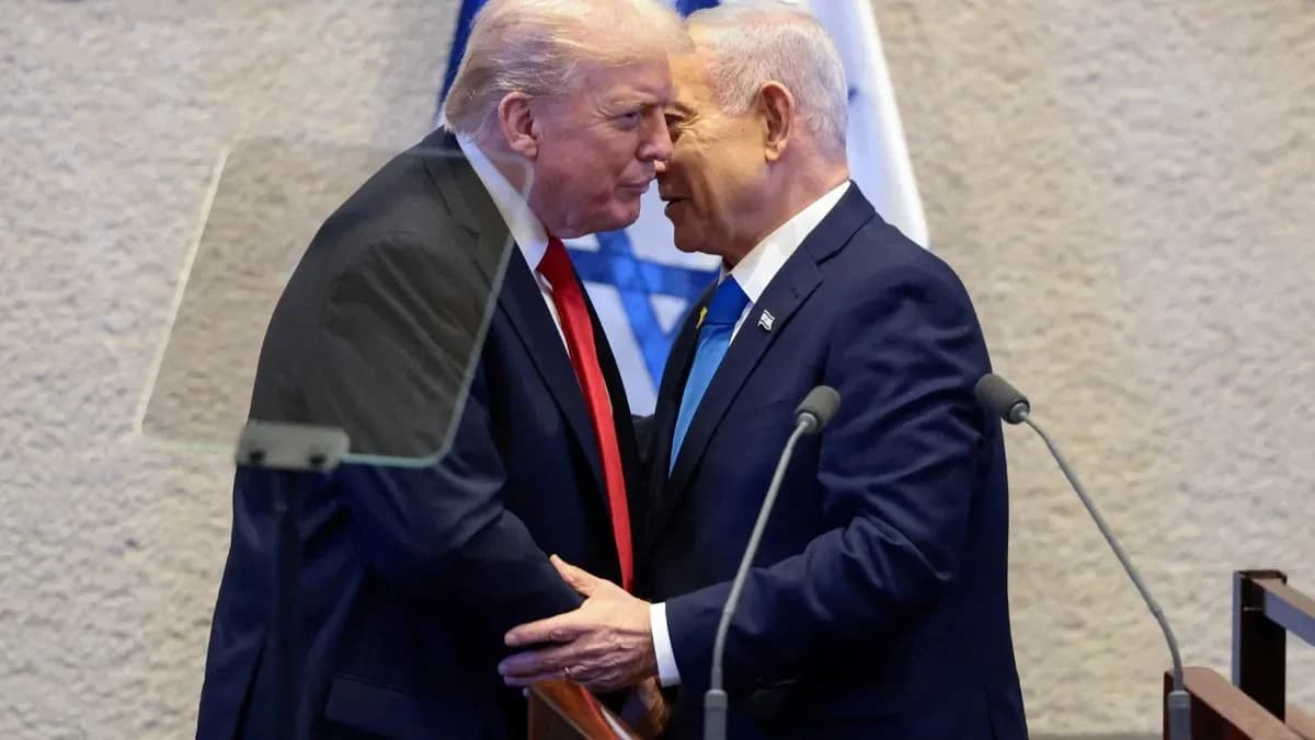 الهجوم على إيران: الرئيس الأميركي دونالد ترمب يصافح رئيس الوزراء الإسرائيلي بنيامين نتنياهو في الكنيست. 13 أكتوبر 2025 - Reuters