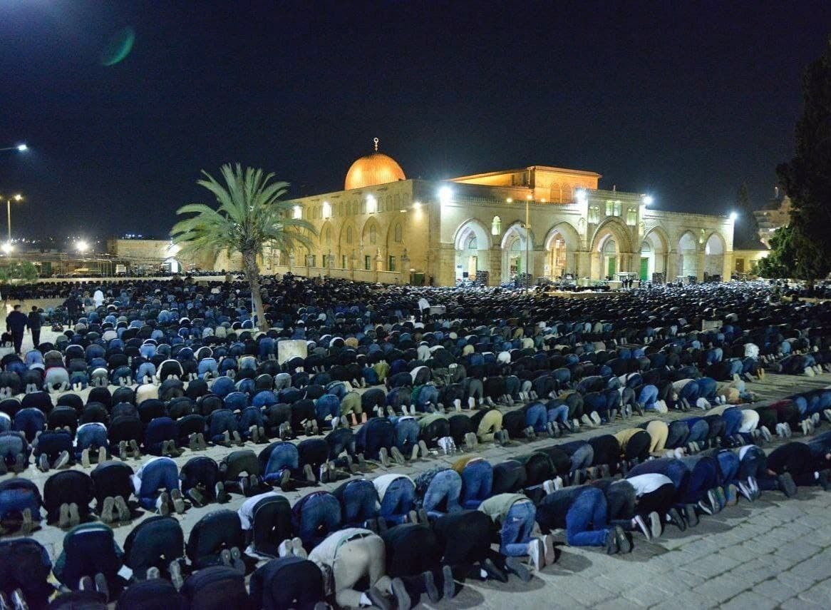 رغم الحصار.. قناديل القدس تنير ساحات الأقصى في العشاء والتراويح