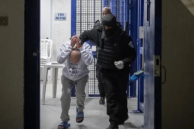 القانون الإسرائيلي لسحب الجنسية يشمل نحو 850 أسيرا فلسطينيا في خطوة تعد نموذجا أوليا لتوسيع تطبيقه لاحقا (الصحافة الفلسطينية)