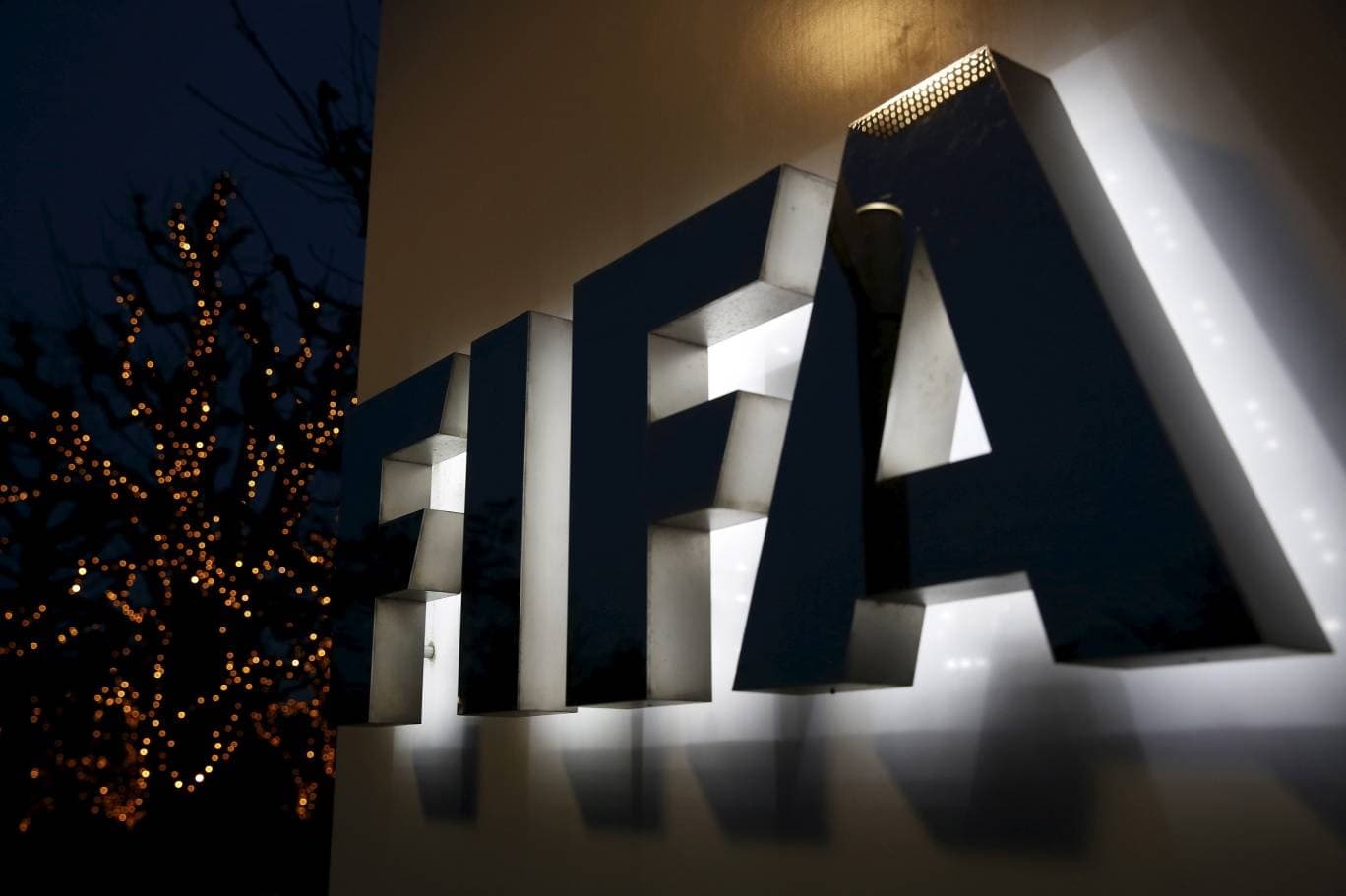ازدواجية المعايير في الملاعب: لماذا رفضت فيفا حظر إسرائيل وتتحرّك لرفع القيود عن روسيا؟
