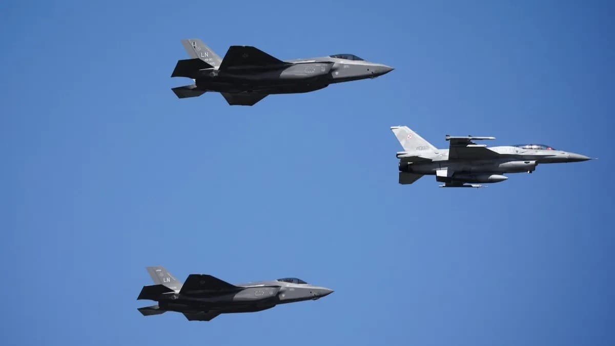 مقاتلات F-35 تابعة للقوات الأميركية وطائرات F-16 تابعة لقوات بولندا في سماء وارسو. 15 أغسطس 2023 - Reuters