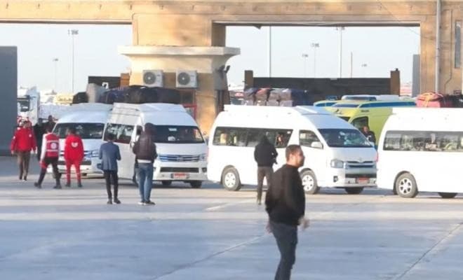 وصول الدفعة الأولى من الفلسطينيين العائدين من مصر إلى غزة عبر معبر رفح