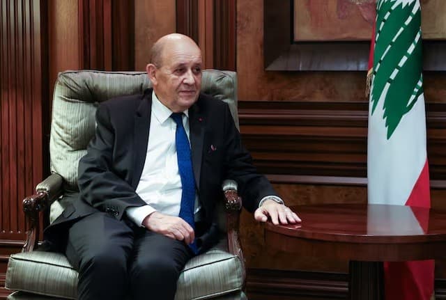 المبعوث الفرنسي الخاص إلى لبنان جان إيف لودريان في بيروت بصورة من أرشيف رويترز.