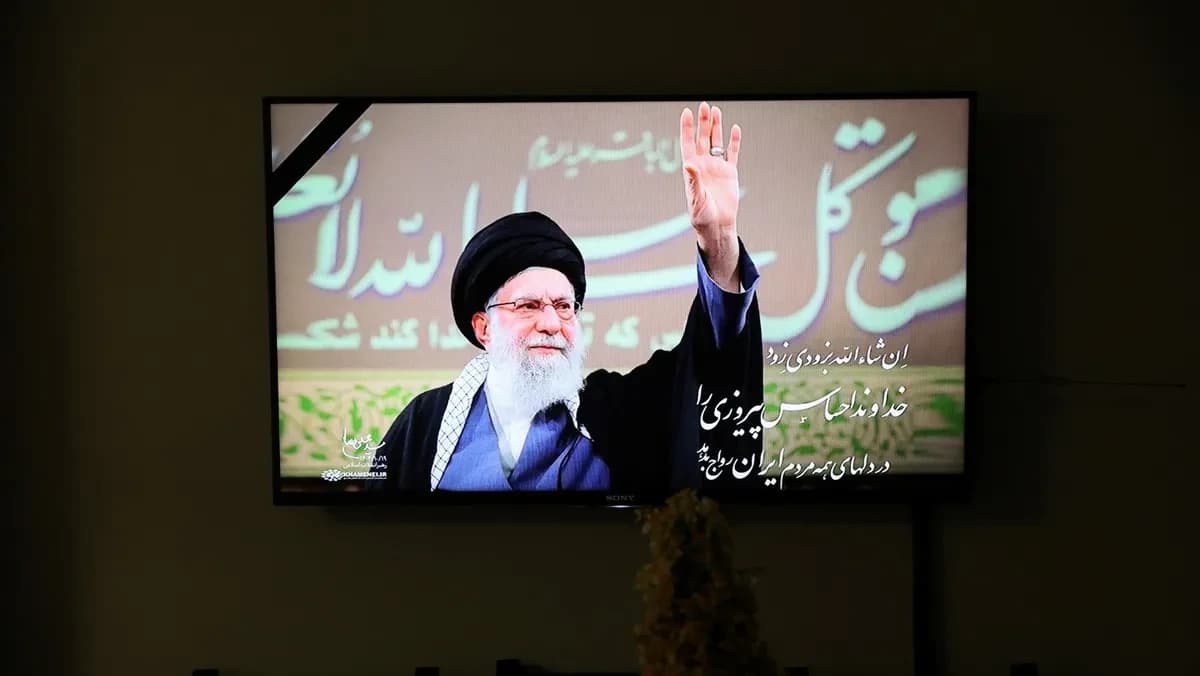 صورة للمرشد الإيراني الراحل علي خامنئي على شاشة تلفزيون عند إعلان نبأ استشهاده في العاصمة طهران. 1 مارس 2026 - REUTERS