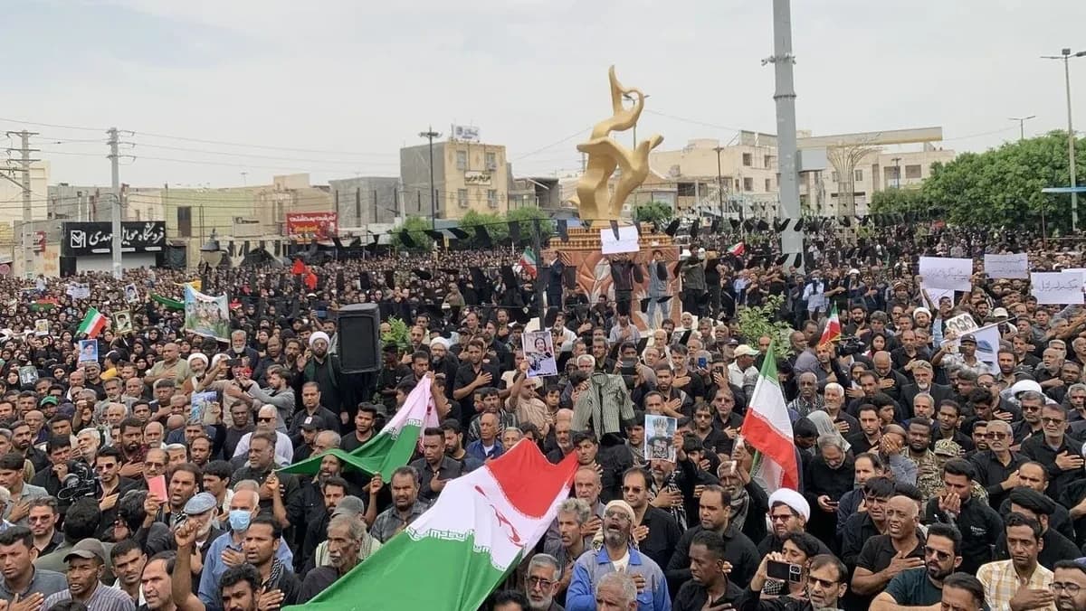مراسم تشييع ضحايا غارات على مدرسة ابتدائية في مدينة ميناب بمحافظة هرمزكان جنوبي إيران. 3 مارس 2026 - IRNA