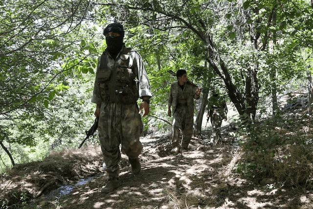 مقاتلون من جماعة حزب الحياة الحرة الكردستاني الانفصالية المسلحة بالقرب من الحدود مع إيران في إقليم كردستان العراق يوم 21 يونيو 2025. رويترز