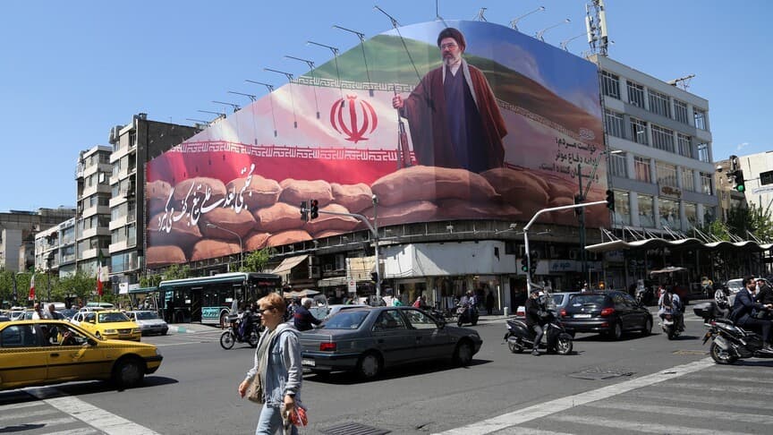 صورة للمرشد الإيراني مجتبي خامنئي في طهران