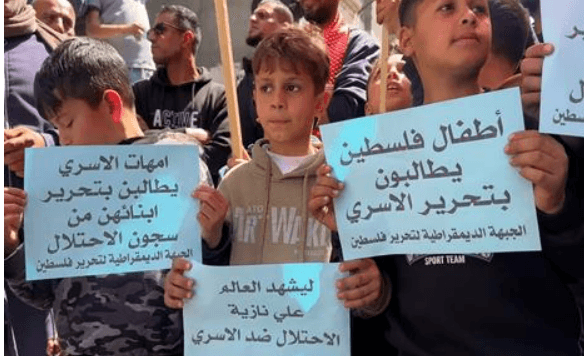 فلسطينيون يشاركون بوقفة دعما للأسرى في سجون إسرائيل