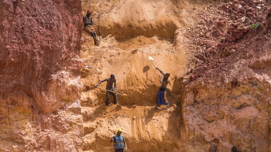 مصرع 5 عمال بانهيار منجم ذهب وجهود لإنقاذ 25 عالقا في السودان
