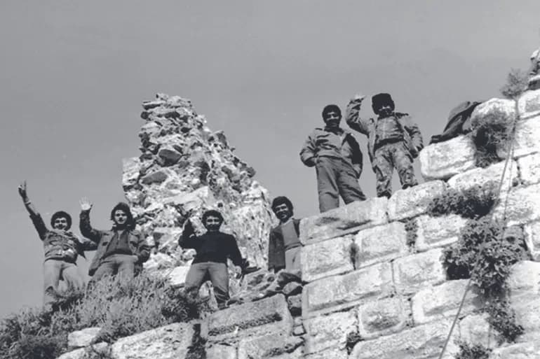 مقاتلون فلسطينيون على جدار قلعة الشقيف (وكالة وفا)