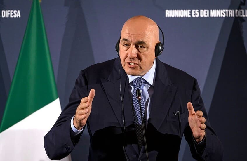 وزير الدفاع الإيطالي