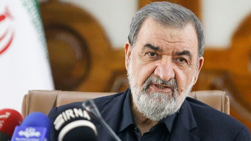محسن رضائي مستشار المرشد الإيراني مجتبى خامنئي والقائد السابق للحرس الثوري