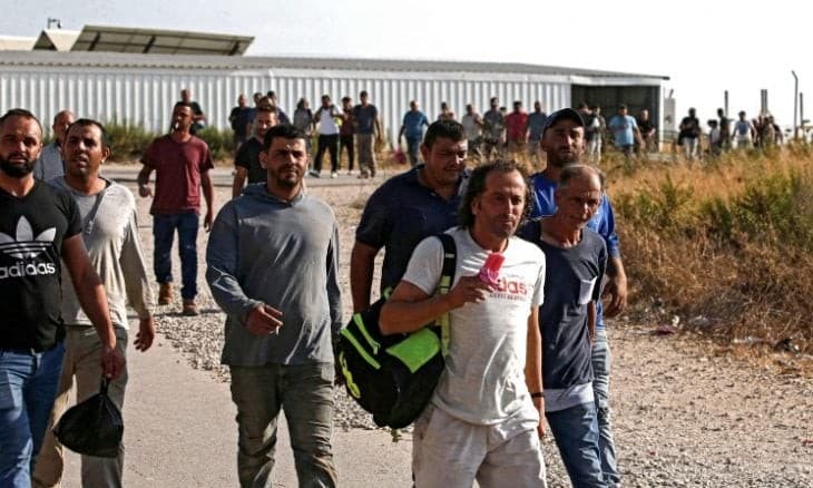 عمال فلسطينيون أثناء عودتهم من العمل داخل إسرائيل