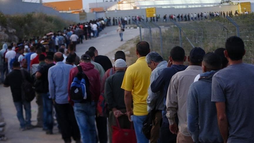 لا يمكن الحديث عن أزمة البطالة الفلسطينية بمعزل عن واقع الاحتلال وما يفرضه من قيود على الحركة والتنقل والاستثمار والتنمية الاقتصادية.