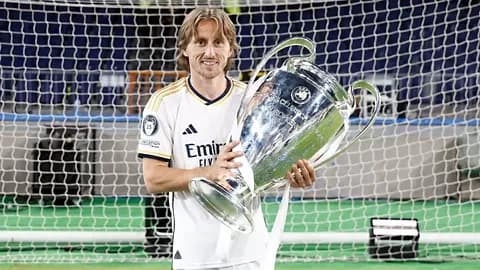 مودريتش يمدد عقده مع ميلان حتى عام 2027