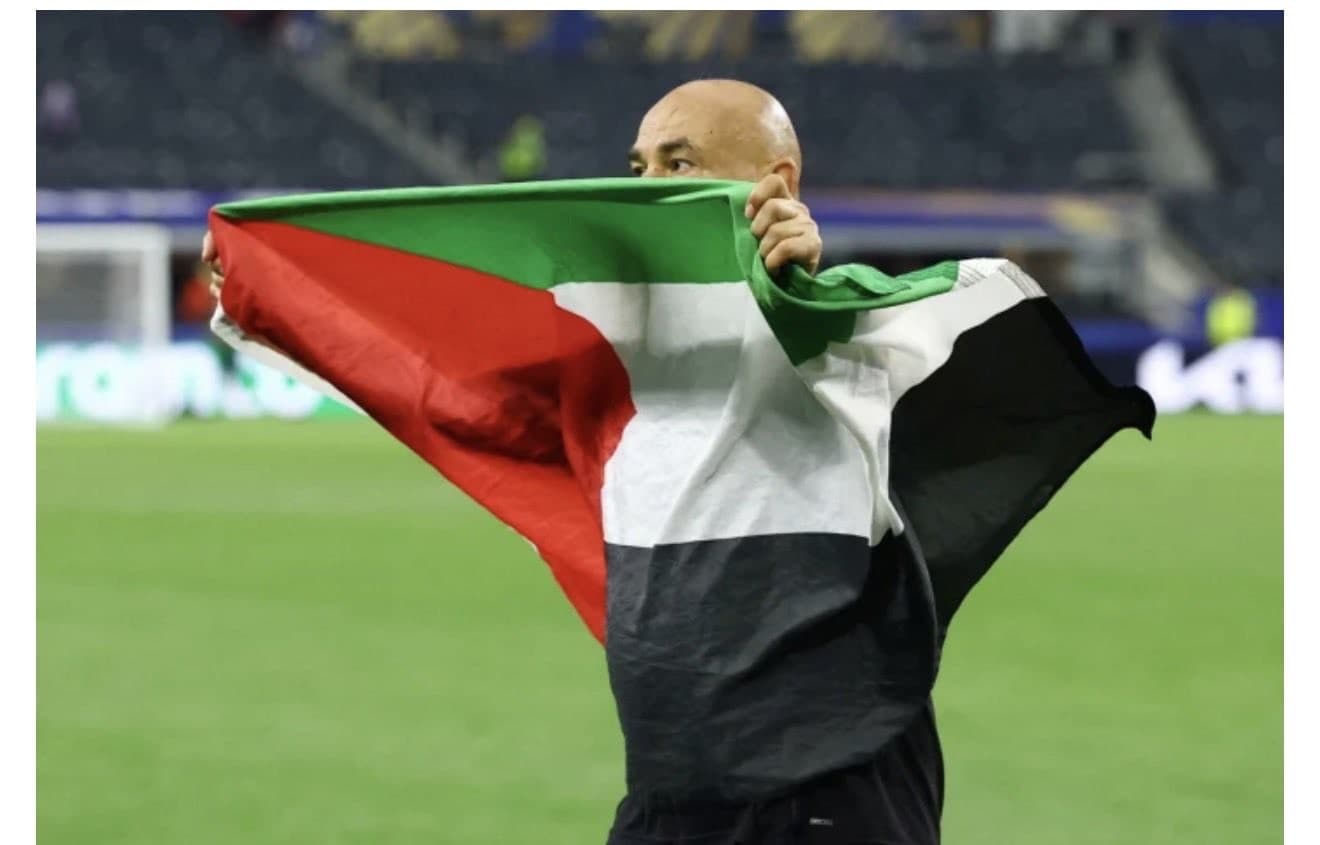 حسام حسن يرفع علم فلسطين بعد مباراة أستراليا