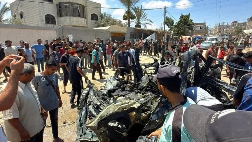 قصف جوي استهدف سيارة كان يستقلها مدير الأمن الداخلي بمحافظة الوسطى في دير البلح